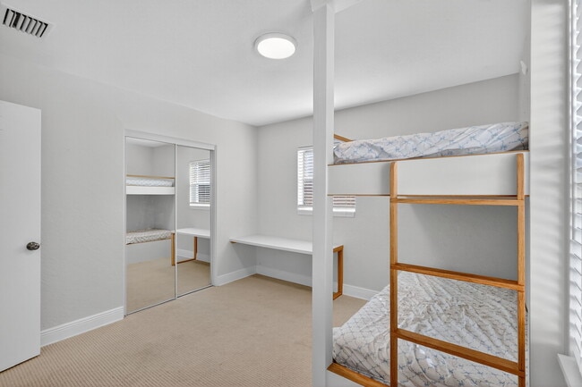 Building Photo - 541 40th Ave NE