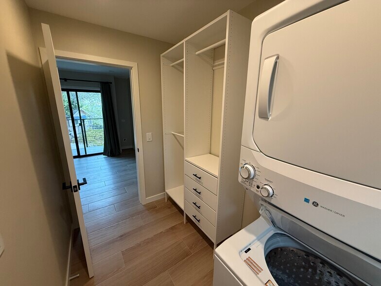 Building Photo - 5780 Violeta Ave