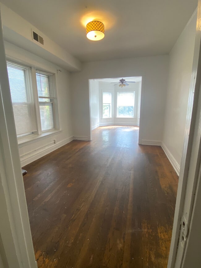 Building Photo - 866 W Buckingham Pl