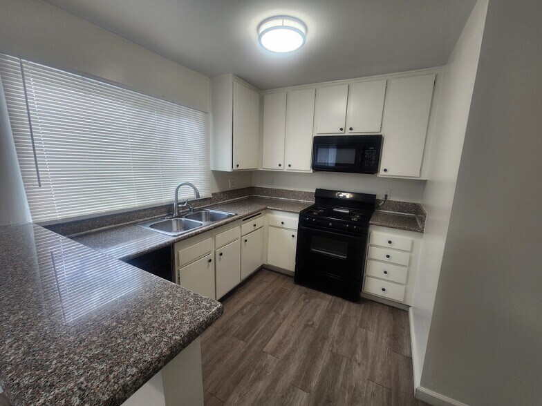 Building Photo - 820 N Kathleen Ln
