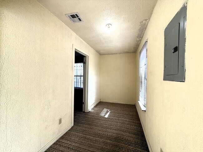 Building Photo - 1800 SW 15th St