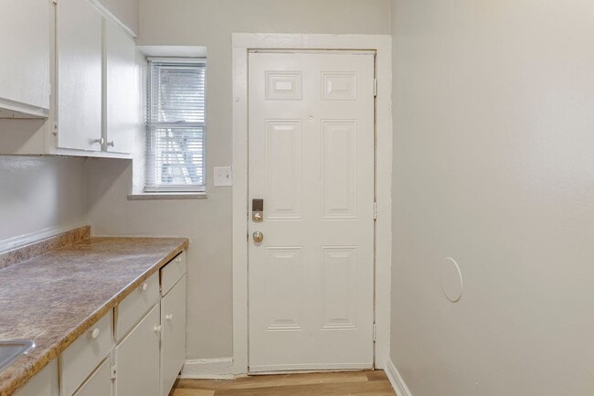 Building Photo - 987 Lilley Ave