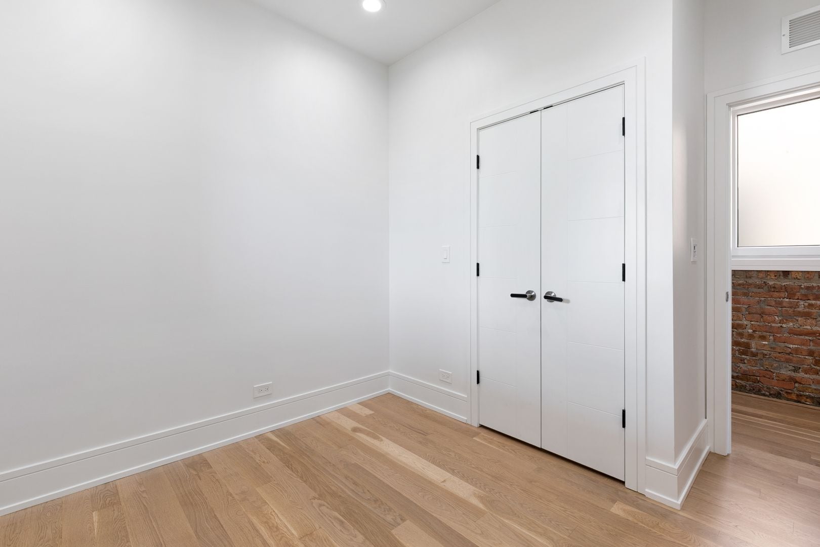 Building Photo - 7729 N Eastlake Ter