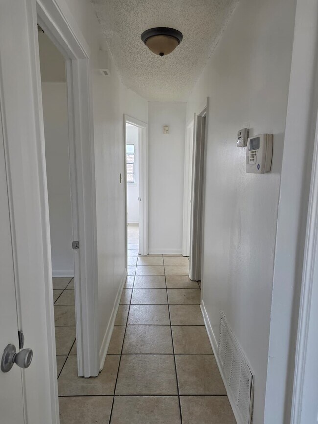 Building Photo - 4119 Karen St