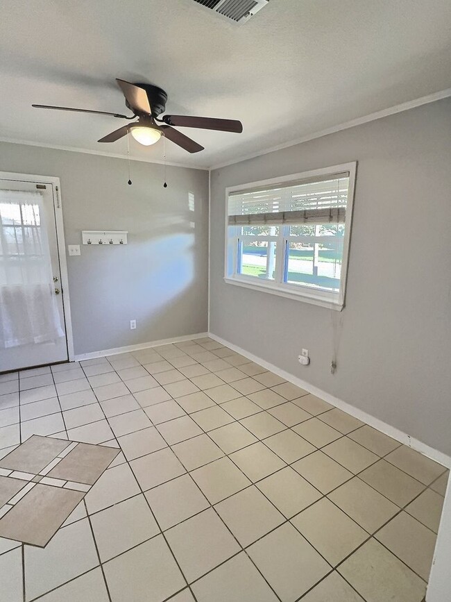 Building Photo - 3 Bedroom 1.5 Bathroom home in Ocean Springs School District