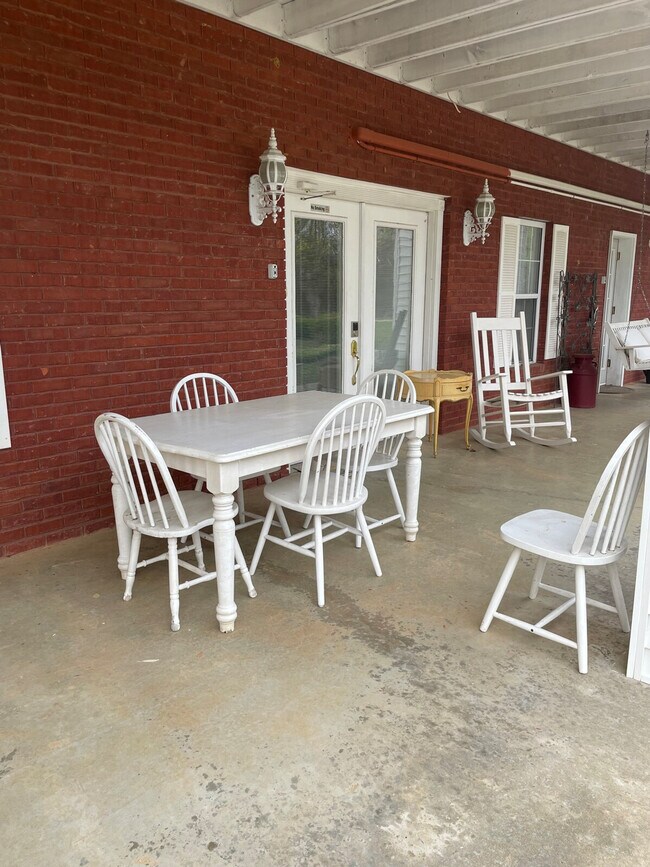 Building Photo - 176 Schools Dr