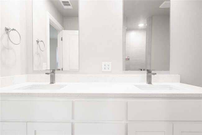 Building Photo - Brand new! Very Nice 3 bedroom 2 bath home in Choctaw schools