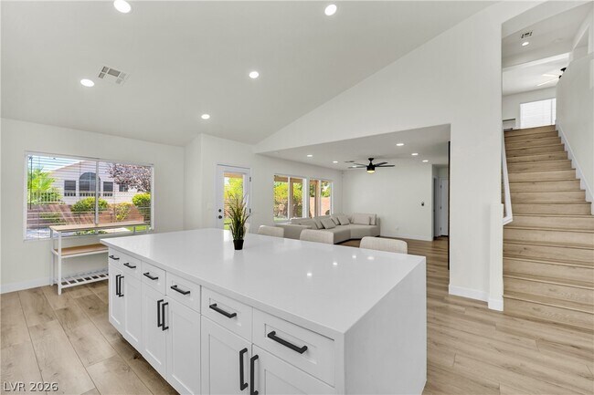 Building Photo - 2560 Sundew Ave