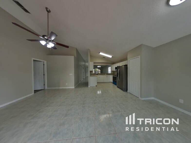 Building Photo - 2355 Island Club Way