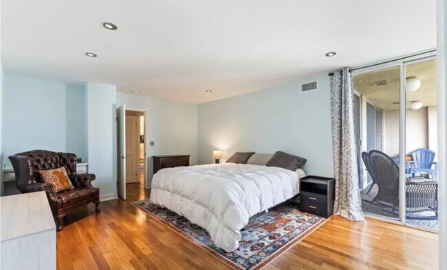 Building Photo - Luxurious Beverly Hills Penthouse Condo wi...