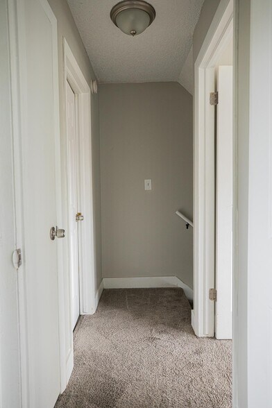 Building Photo - 905 N Mercer St