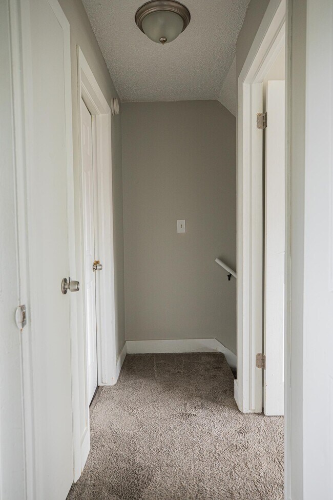 Building Photo - 905 N Mercer St