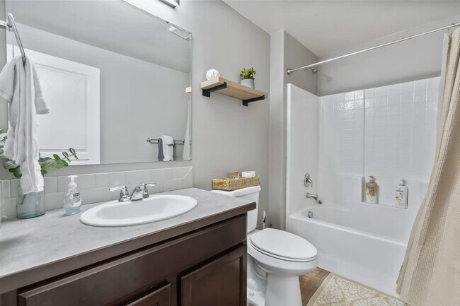 Building Photo - 2023 E Elm Grove Dr