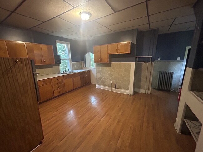 Building Photo - "Spacious 5-Bedroom Family Retreat with 2 ...
