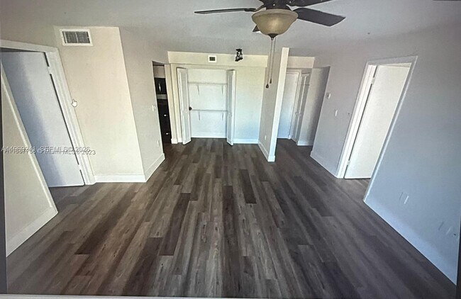 Building Photo - 1720 NW N River Dr