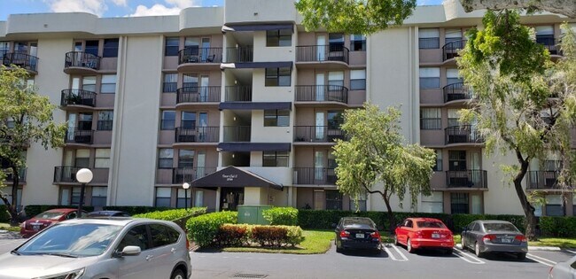 Building Photo - 2701 Riverside Dr