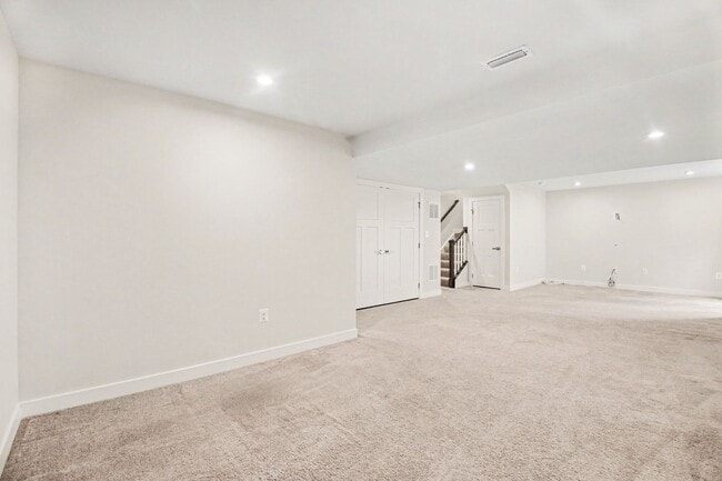 Building Photo - Stunning & Spacious 3-Level Single Family Home in Lees Parke – Move-In Ready!