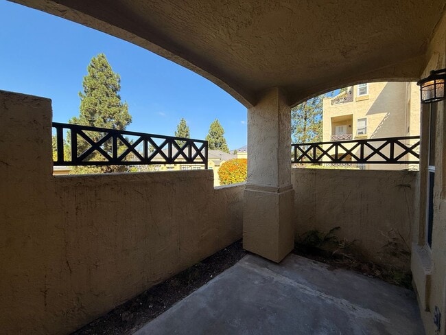 Building Photo - Bright 2BR/2BA Condo with Reserved Parking...