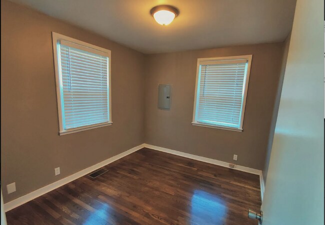 Building Photo - 3 bd/1 bth w/fenced yard. Close to all thi...