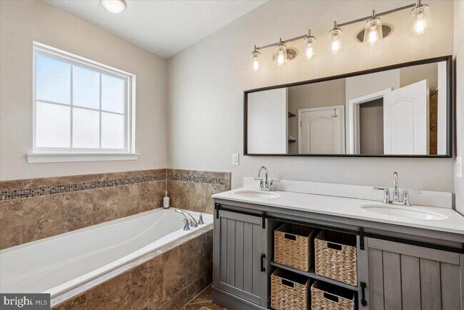 Building Photo - 402 Orchard Ridge Dr
