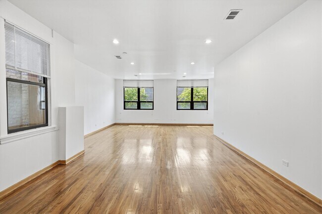 Building Photo - 2723 N Clark St