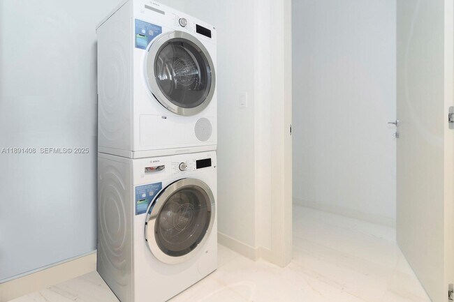 Building Photo - 300 Biscayne Blvd Way