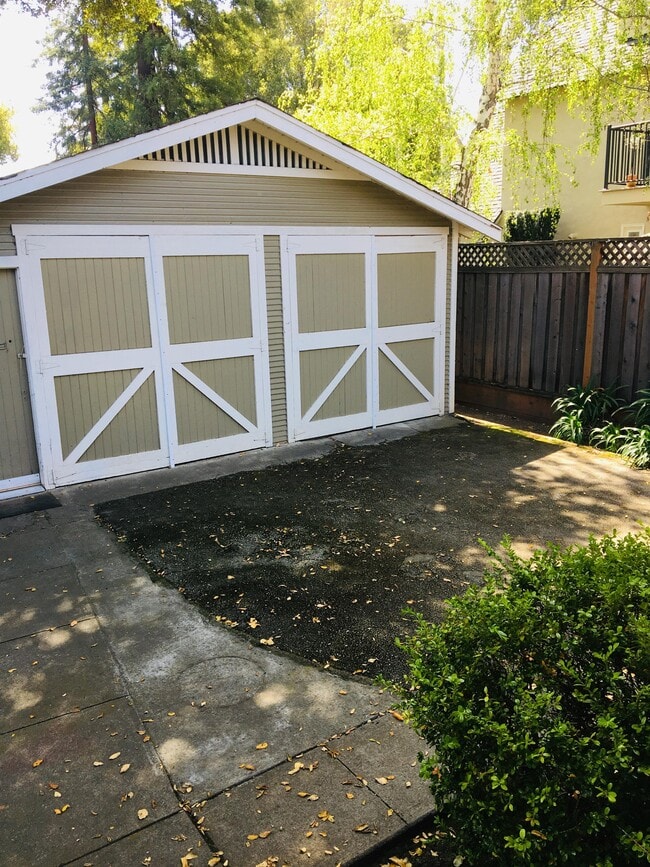 Building Photo - 1122 Channing Ave