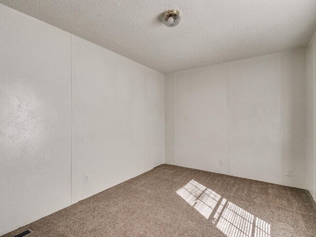 Building Photo - 3bed/2bath Mobile Home Available on 1.3 Acres in Noble!