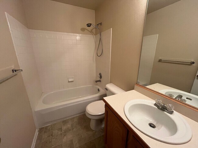 Building Photo - 3 bed/2.5 bath Available now! Milestone RES