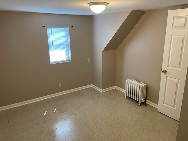 Building Photo - 714 Broadway Ave