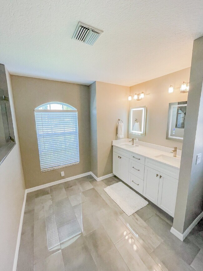 Building Photo - Close to beaches and downtown!