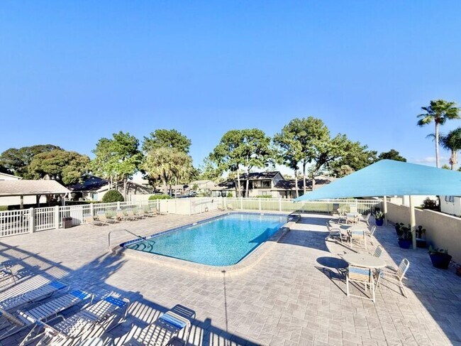 Building Photo - 2131 Ridge Rd S