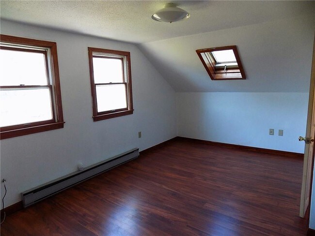Building Photo - 121 Oak St