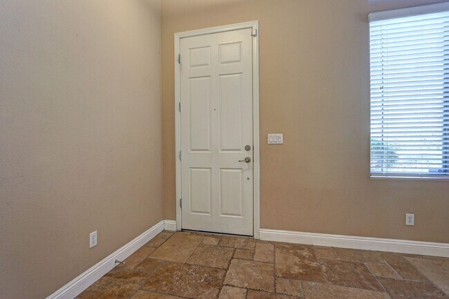 Building Photo - Wonderful 4 Bedroom Home!