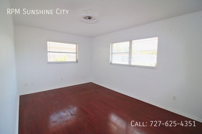 Building Photo - Charming 2+1 Bedroom Home with stunning wa...