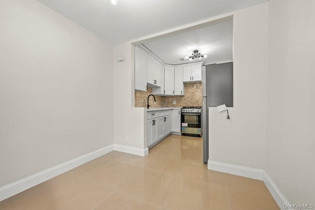 Building Photo - 877 E 55th St
