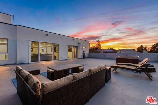 Building Photo - 4806 Sylmar Ave