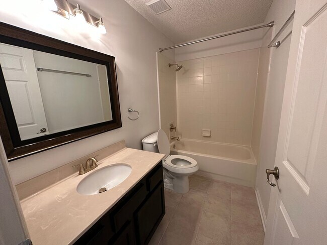 Building Photo - Beautiful 3Bed 2Bath in Hunters Ridge!