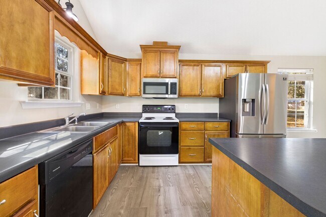 Building Photo - No HOA! Large Lot!