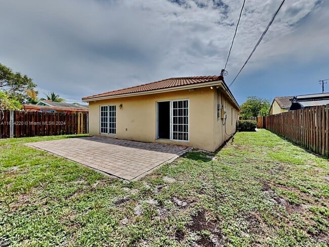 Building Photo - 211 NE 24th Ave