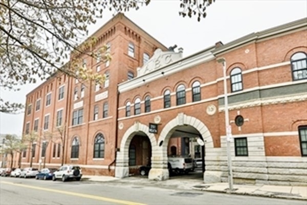 Building Photo - 251 Heath St