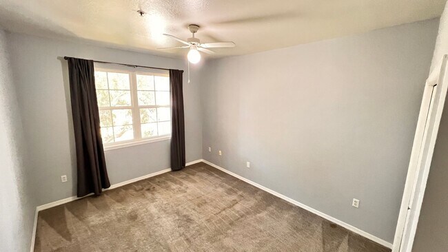 Building Photo - Two Bedroom in Metrowest AVAILABLE NOW!