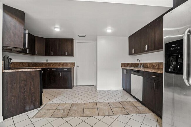 Building Photo - 1013 SW 112th Ter