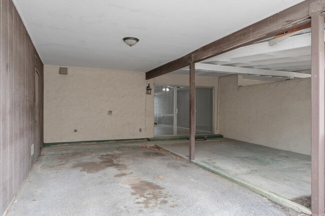 Building Photo - 100 Royal Way Dr