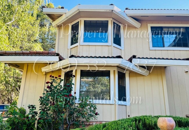 Building Photo - 2 Bedroom 2 Bath Home With Bonus Room off Racetrack!!!!