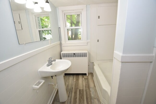 Building Photo - Beautiful 3 Bedroom Lower Unit Apartment i...