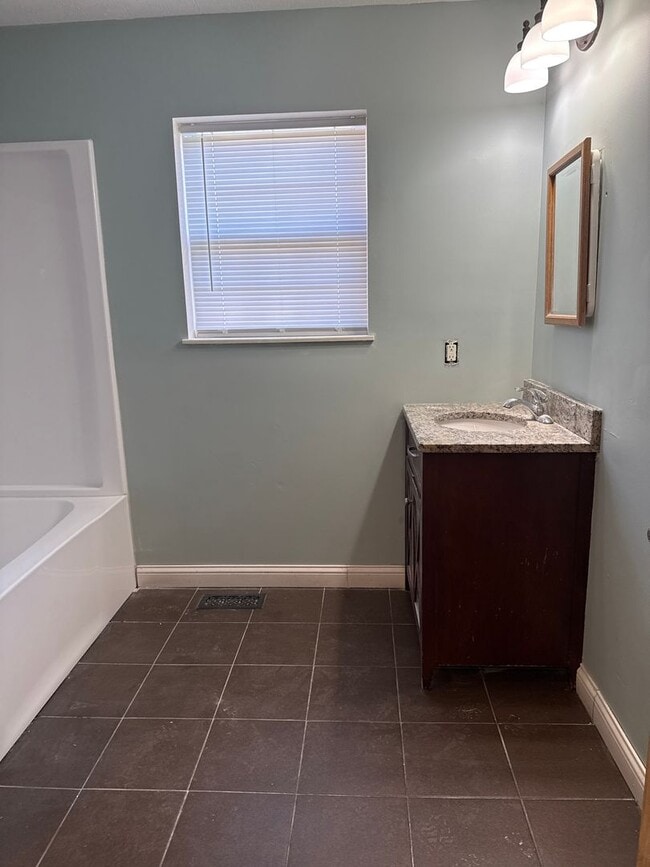 Building Photo - Beautiful 6 BR/4BA home with fenced in yar...