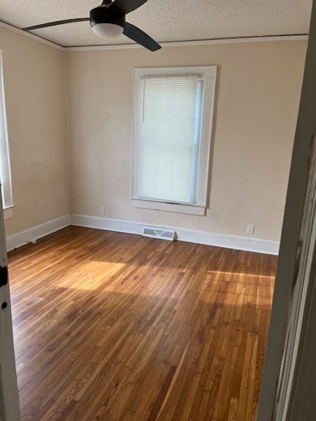 Building Photo - Walking Distance to Winthrop