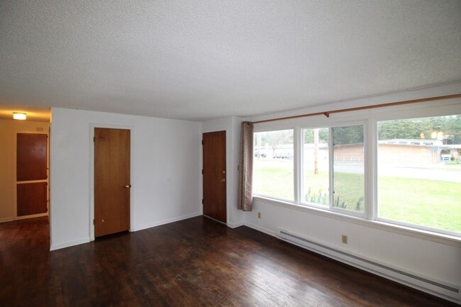 Building Photo - 2 Bed 1 Bath - Excellent Condition - Pet Friendly - Large Fenced Yard