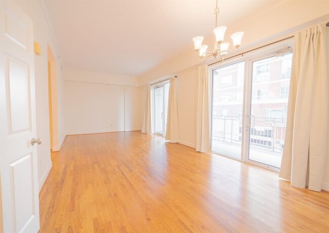 Building Photo - 2520 Robinhood St